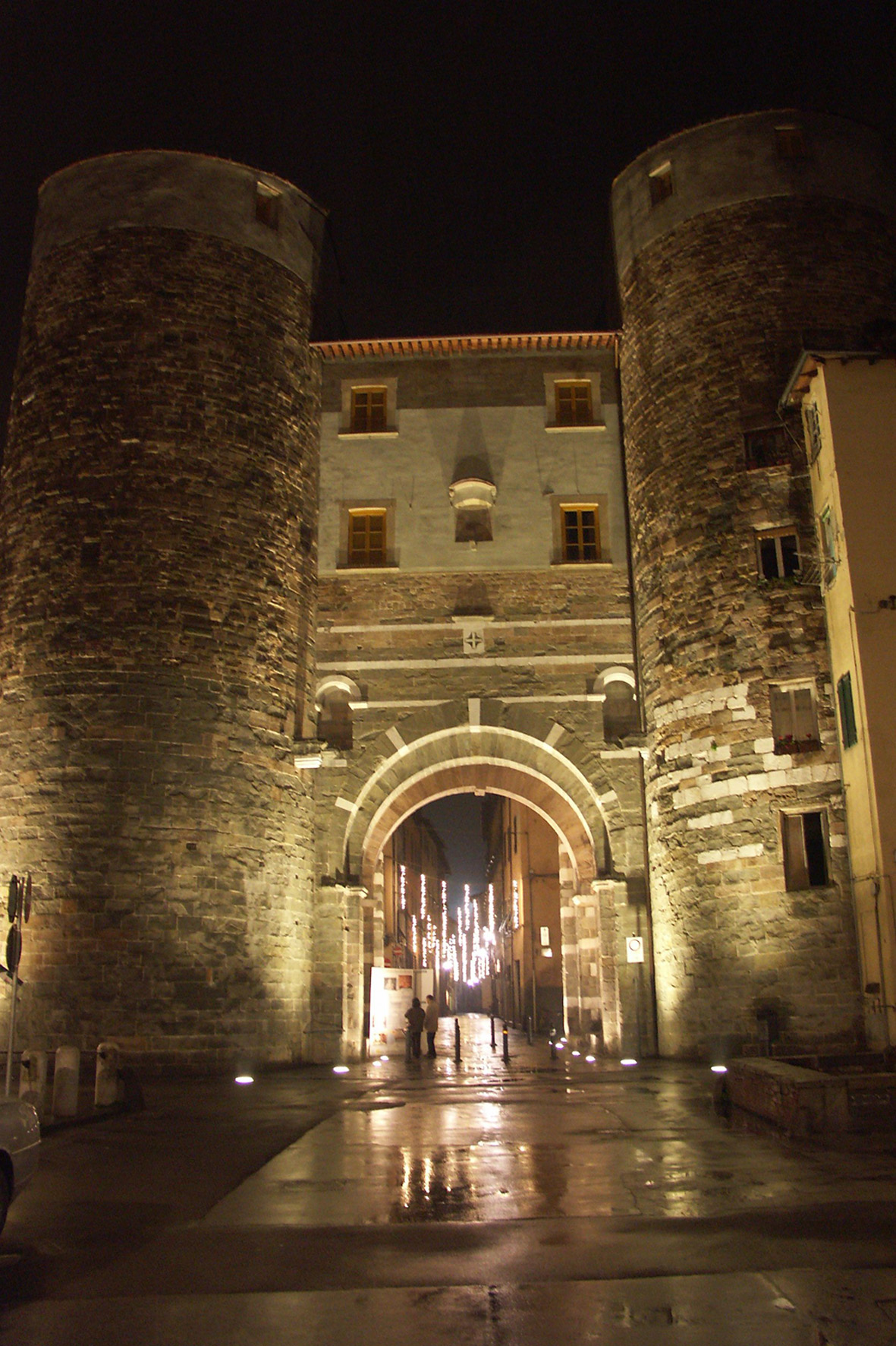 Lucca porta Santi Gervasio e Protasio di notte